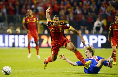 Moussa Dembele im Zweikampf mit Luka Modric