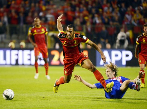 Moussa Dembele im Zweikampf mit Luka Modric