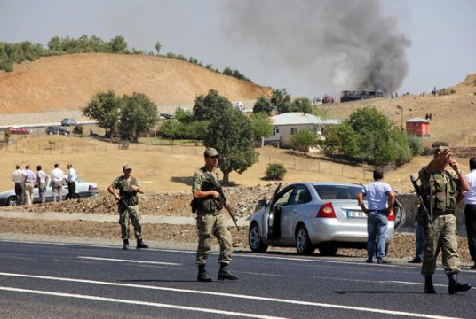Soldaten kontrollieren Straße nach dem Angriff auf einen Militärkonvoi