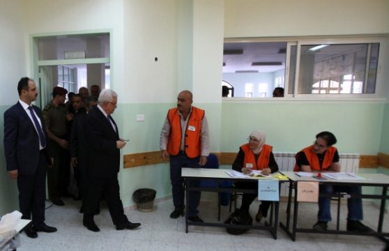 Palästinenserpräsident Mahmud Abbas bei der Stimmabgabe