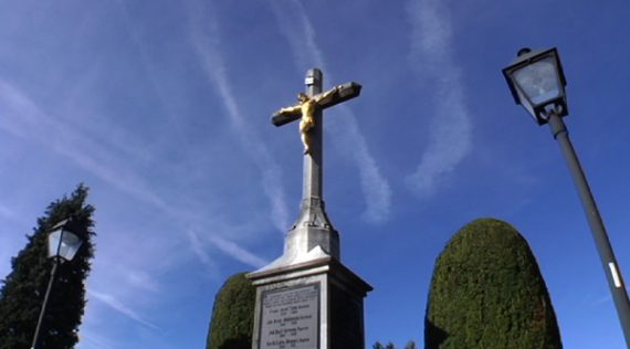 Vor Allerheiligen werden die Gräber geschmückt