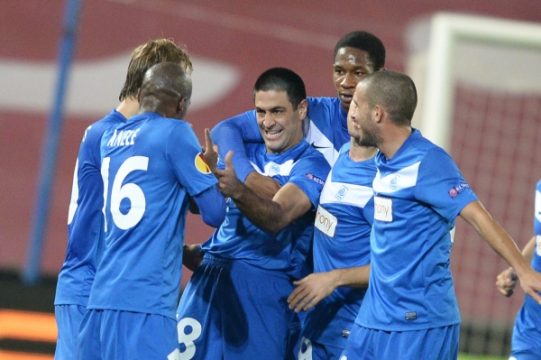 Matchwinner Barda wird von den Genk-Kollegen gefeiert