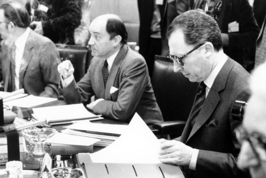 Claude Cheysson (Mi.) und Jacques Delors (re.)