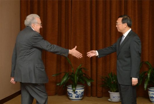 Lakhdar Brahimi und der chinesische Außenminister Yang Jiechi