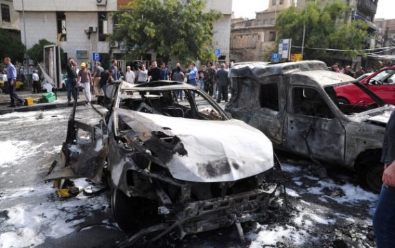 Nach Anschlag: Vor einer Polizeistation ausgebrannte Autos