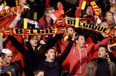 Rote Teufel-Supporter stimmen Fangesänge an