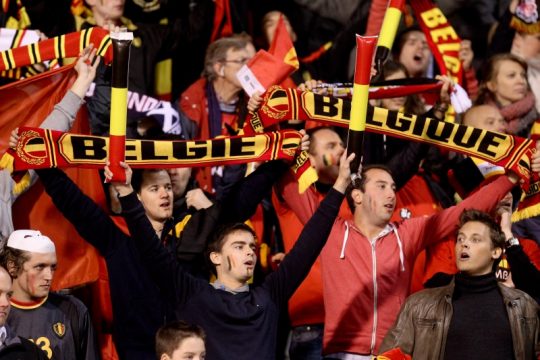 Rote Teufel-Supporter stimmen Fangesänge an