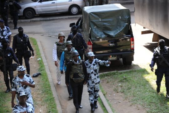 General Brunot Dogbo Blé und seine vier Mitangeklagten auf dem Weg ins Gericht