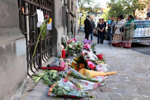 Nachbarn und Freunde haben vor dem Haus der Ermordeten in Etterbeek Blumen hingelegt