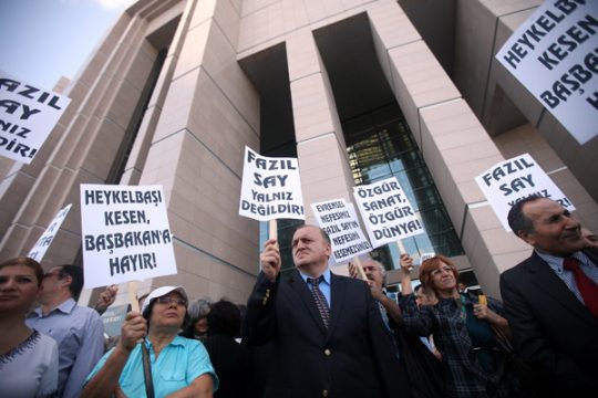 Anhänger von Fazil Say demonstrieren gegen den Prozess