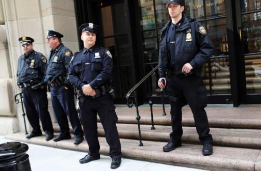 Polizisten vor der US-Notenbank, wo ein Anschlag verhindert wurde