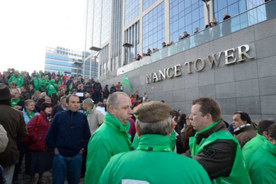 Beschäftigte des Finanzministeriums protestieren in Brüssel