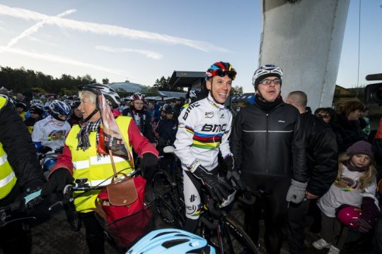 Philippe Gilbert inmitten seiner radelnden Fans