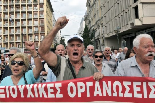 Aufgebrachte griechische Rentner protestieren in Athen