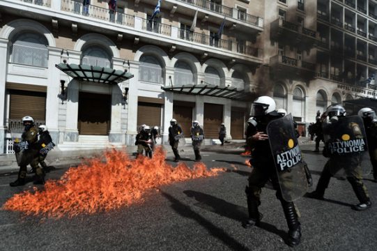 Auseinandersetung zwischen Demonstranten und Polizisten in Athen