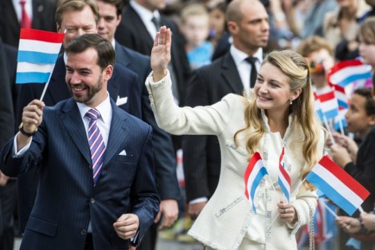 Luxemburgs Thronfolger Guillaume und Gräfin Stéphanie de Lannoy feiern mit dem Volk