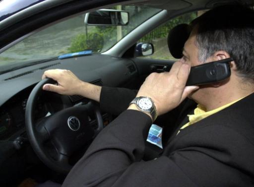 Wer im Auto telefoniert, wird immer häufiger zur Kasse gebeten (Foto: Herwig Vergult/Belga)