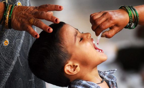 Polio-Impfung in Mumbai, Indien