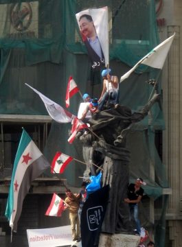 Libanesen schwenken Fahnen zu Ehren vom ermordeten Geheimdienstchef Wissam al-Hassan