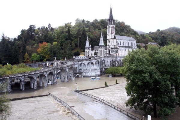 Lourdes unter Wasser