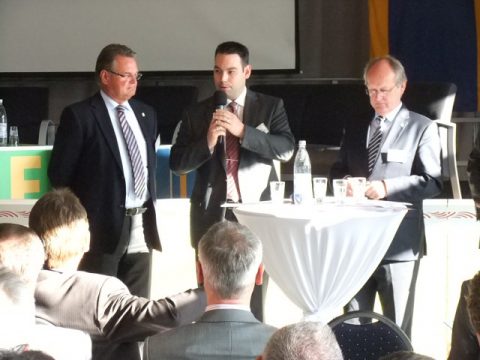 Minister Mollers am Mikrofon