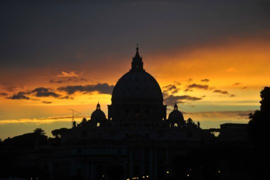 Sonnenuntergang über dem Petersdom in Rom