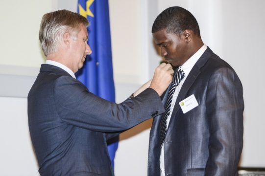 Prinz Philippe zeichnet einen Helden aus