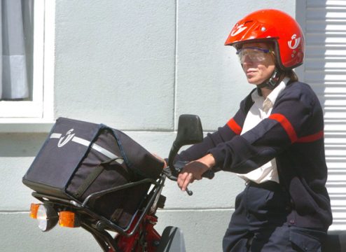 Briefträgerin der belgischen Post bPost