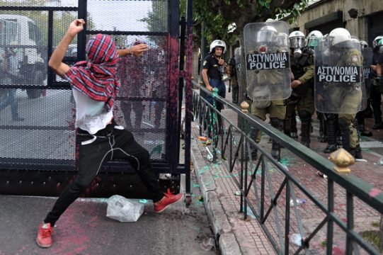 Merkel-Besuch von heftigen Protesten begleitet