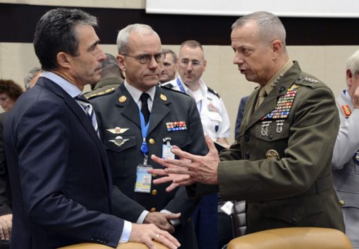 Nato-Generalsekretär Rasmussen (links) mit ISAF-Kommandant John Allen (rechts)