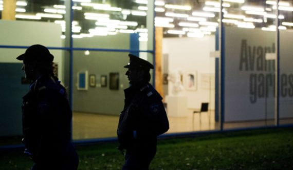 Wachpersonal vor der Rotterdamer Kunsthalle (16.10.)