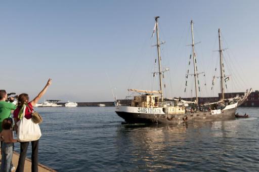 Das Schiff verlässt den Hafen von Neapel