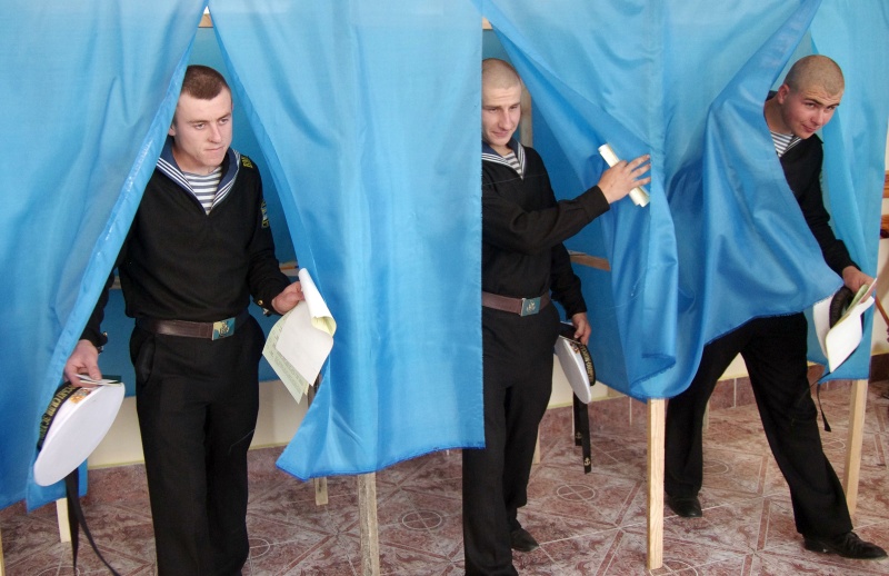 Matrosen wählen in Sewastopol auf der Krim