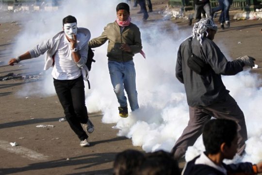 Tränengas gegen die Demonstranten in Kairo