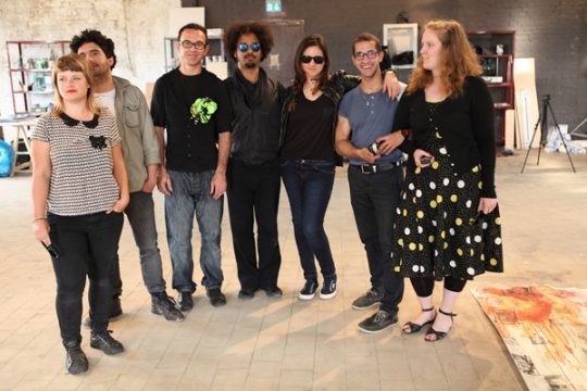 Die Teilnehmer der Masterclass "Alles für die Kunst!" in ihrem Atelier in Berlin