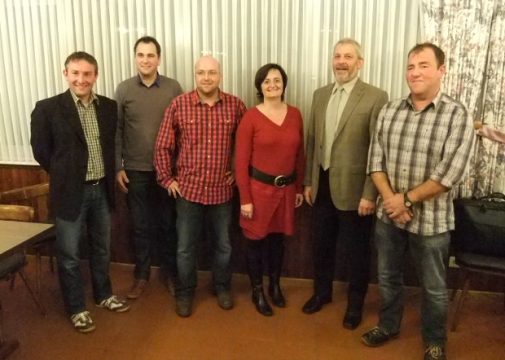 Die Ameler Schöffen Eric Wiesemes, Marcel Thomé, Stephan Wiesemes, Nicole Curnel, Bürgermeister Klaus Schumacher und der künftige ÖSHZ-Präsident Karl-Heinz Marquet