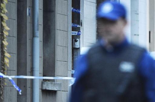 Ein Polizist vor dem Haus, in dem sich das Drama abgespielt hat