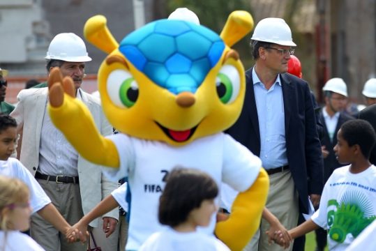 Rio 2014: Baustellenbegehung mit Maskottchen Armadillo
