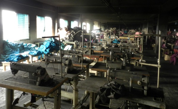 Ausgebrannter Raum mit Nähmaschinen in der Textilfabrik in Dhaka