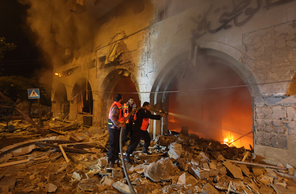 Islamic National Bank in Gaza-Stadt in Flammen