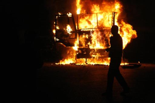 Brennender Polizeiwagen in Kairo