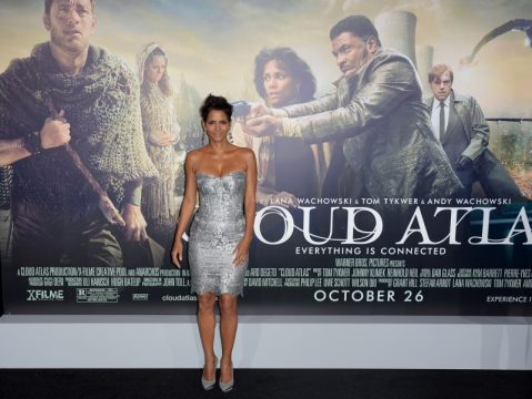 Halle Berry vor dem Poster von "Cloud Atlas"