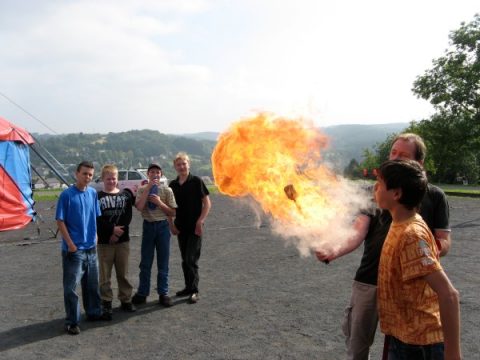 Wie wird man Feuerschlucker? In Eynatten kann man es lernen