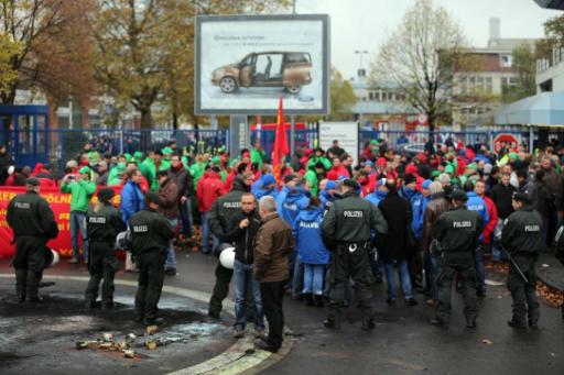 Mitarbeiter von Ford-Genk protestieren vor dem Ford-Werk in Köln