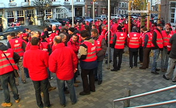 Gewerkschaftsmitglieder vor dem Eupener Rathaus