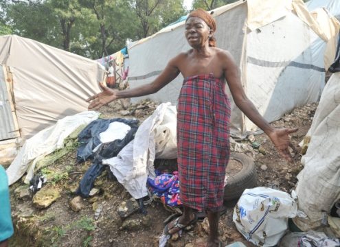 Haitianerin in den Überresten ihres durch "Sandy" zerstörten Zeltes (31.10.)