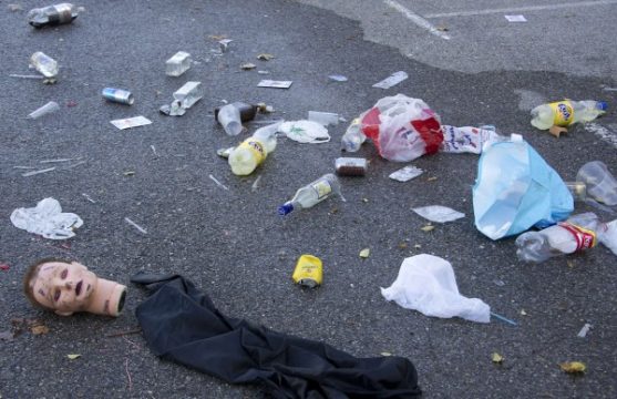 Müll und Reste eines Halloween-Kostüms nach der Massenpanik in Madrid