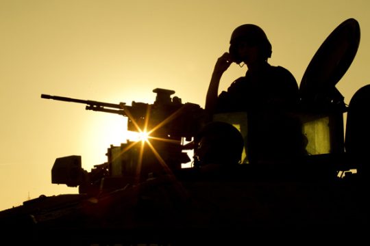 Nahostkonflikt verschärft sich weiter: Israelischer Panzer an der Grenze zum Gazastreifen (15. November)