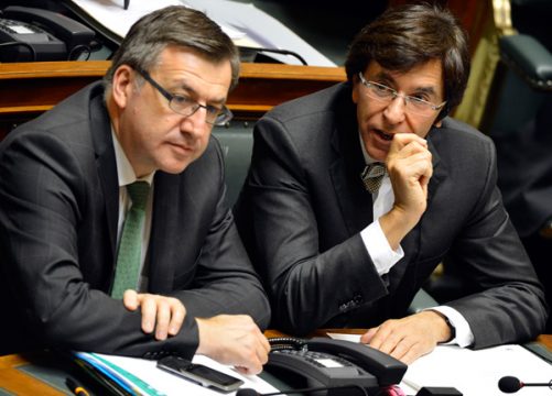 Steven Vanackere und Elio Di Rupo in der Kammer
