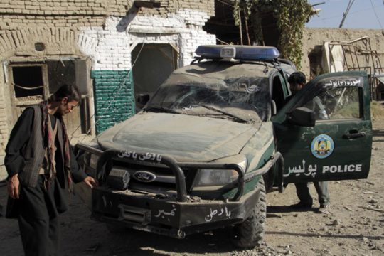 Nach Selbstmordanschlag zerstörtes Polizeiauto in Kandahar